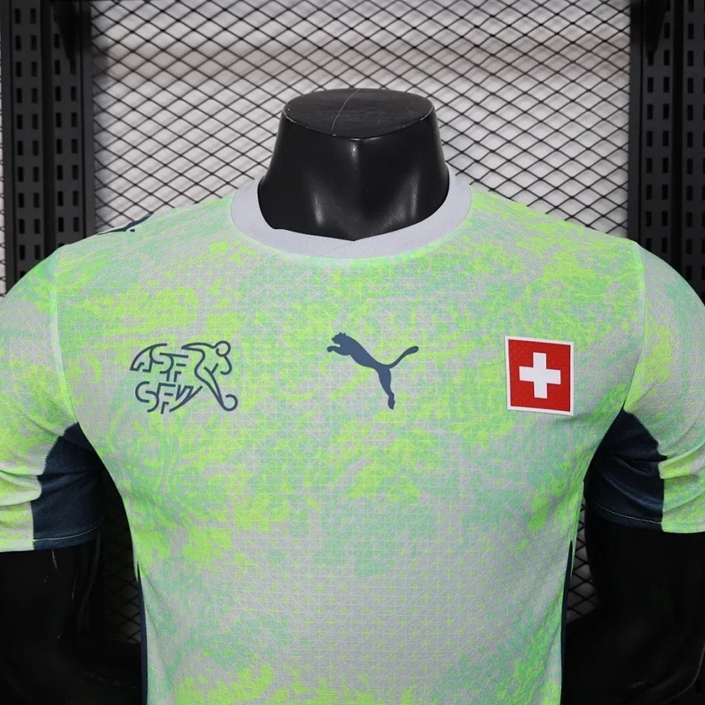Maillot extérieur de la Suisse pour la Coupe du Monde 2026, marque Le 12 -ème Maillot, affichant les détails du design officiel.