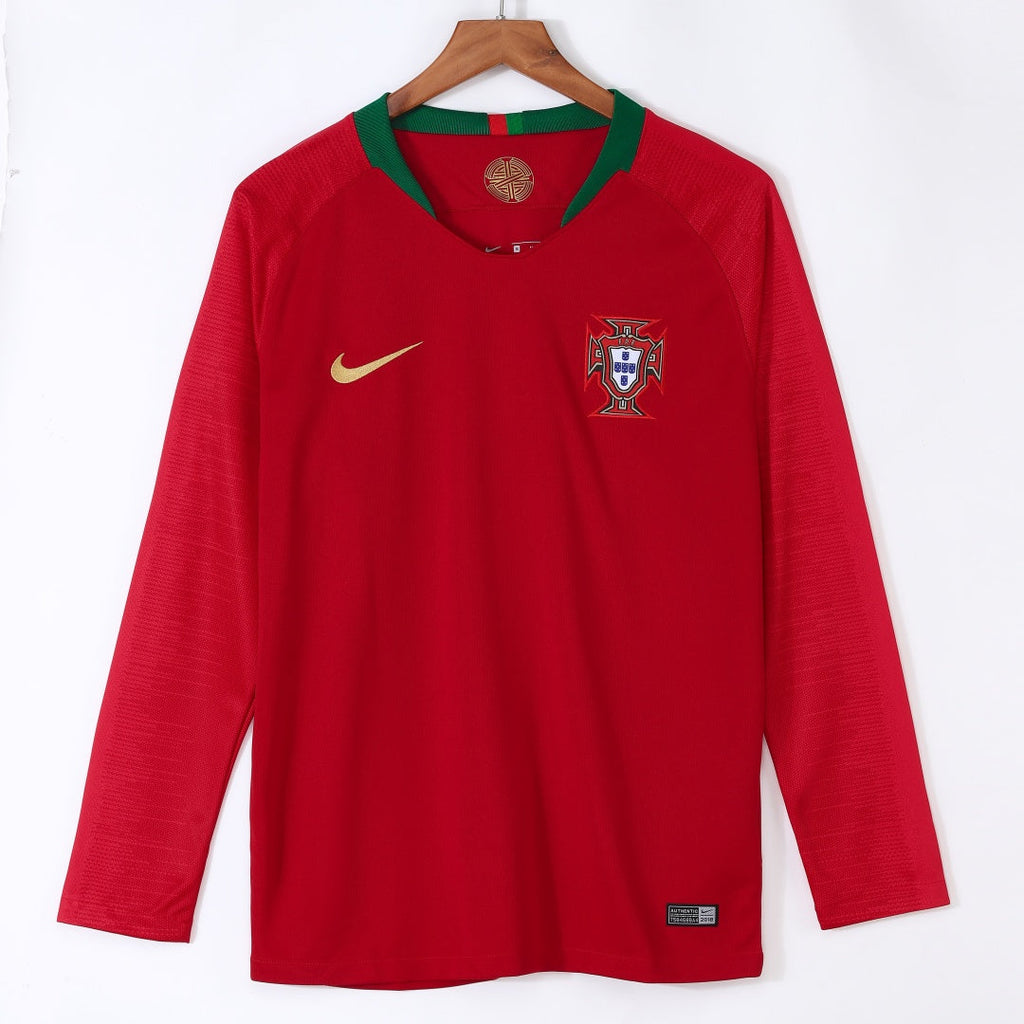 Maillot domicile rétro du Portugal 2018 à manches longues, marque Le 12 -ème Maillot, détails du design et logo national.