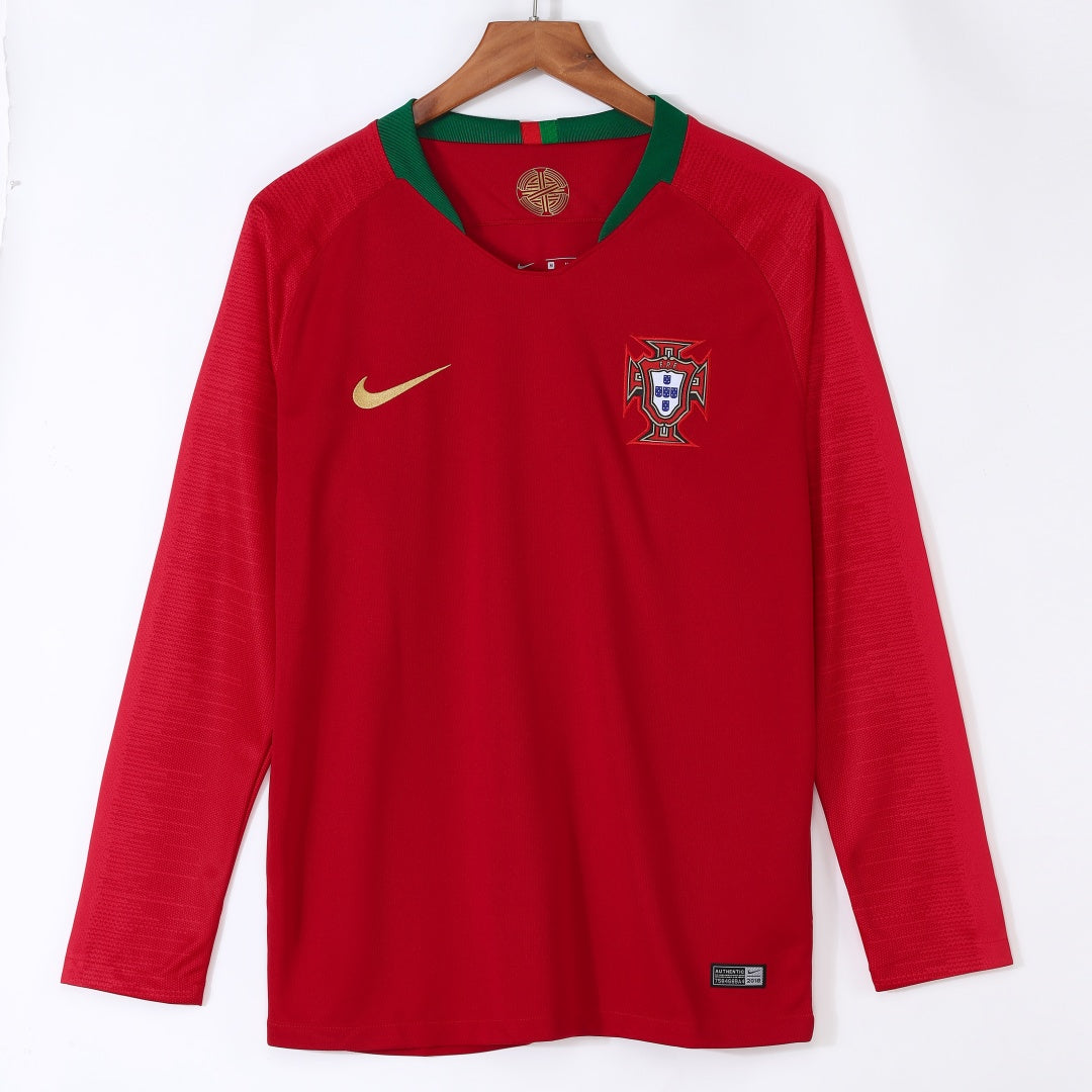 Maillot domicile rétro du Portugal 2018 à manches longues, marque Le 12 -ème Maillot, détails du design et logo national.