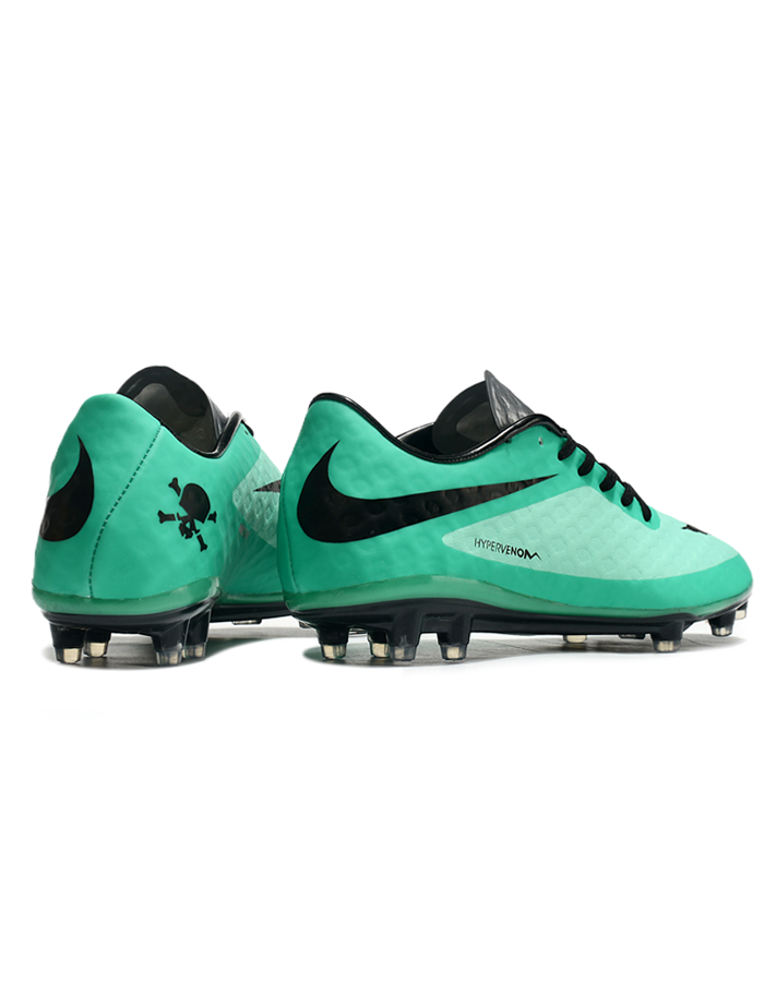Crampons Hypervenom Phantom de Le 12 -ème Maillot, vue des crampons en métal fixés sur la semelle sportive.