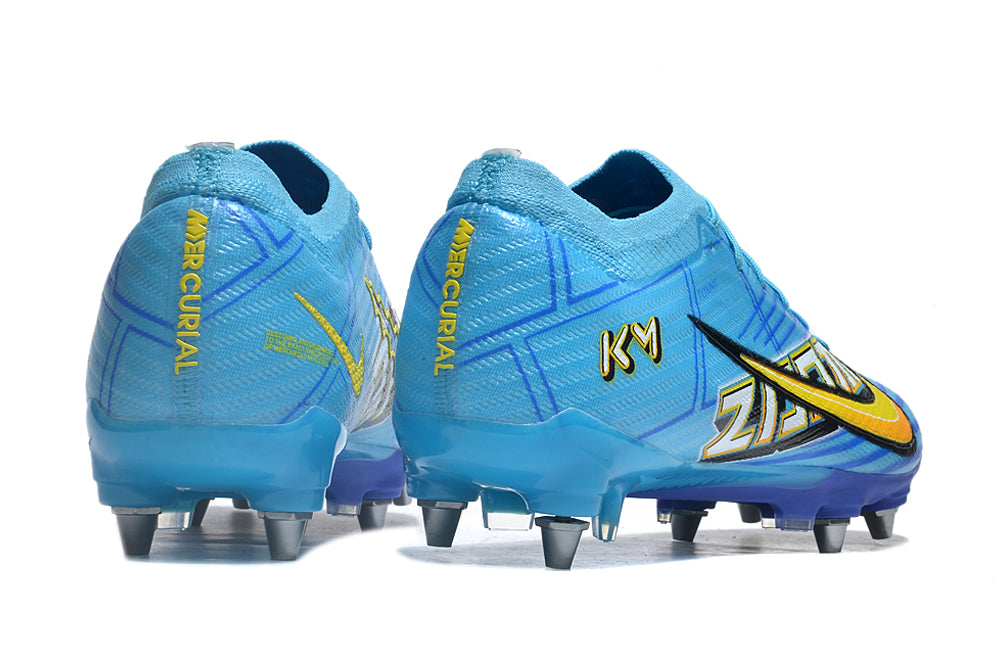Crampons Mercurial Vapor XV Elite de Le 12 -ème Maillot, vue de face avec crampons en métal pour football.