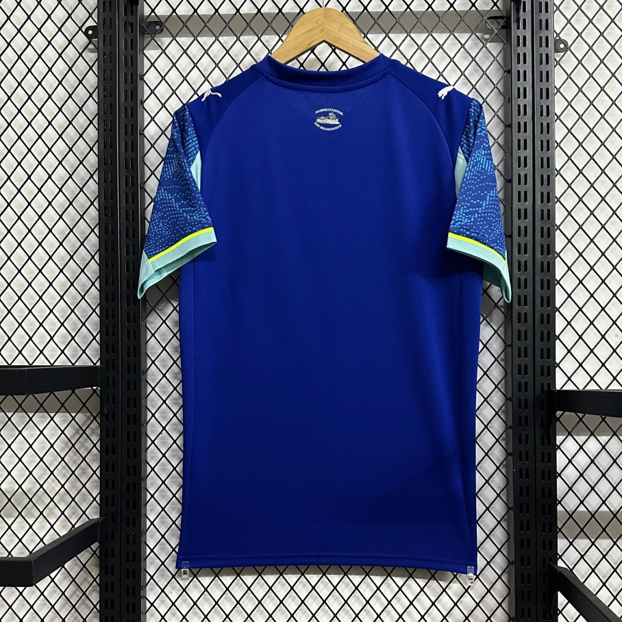 Maillot de football Marseille 25/26 troisième, marque Le 12 -ème Maillot, vue en détail avec logo et couleurs officielles.