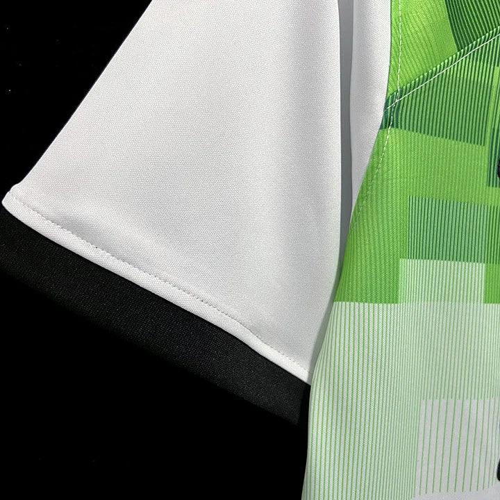 Maillot extérieur Liverpool saison 2023-2024 Le 12 -ème Maillot, maillot de football rouge avec logo et détails de l'équipe.