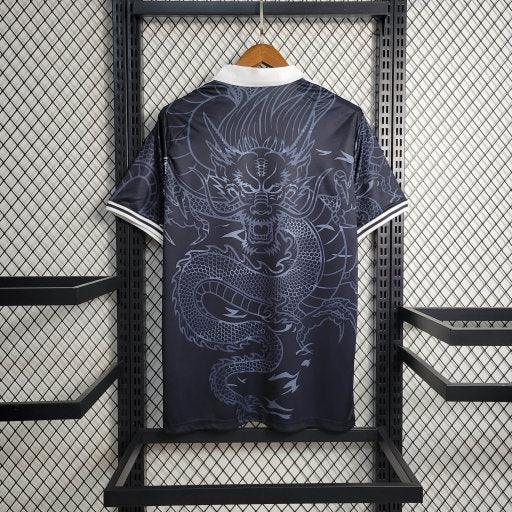 Maillot Real Madrid saison 2023-2024 édition spéciale dragon noir, marque Le 12 -ème Maillot, vue de face avec design noir.