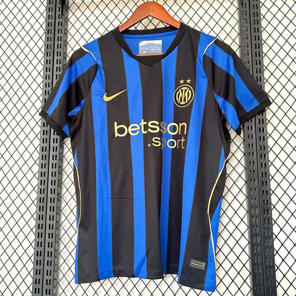 Maillot domicile Inter Milan 26/27 ans, marque Le 12 -ème Maillot, en tissu bleu avec logo et détails noirs visibles.