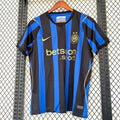 Maillot domicile Inter Milan 26/27 ans, marque Le 12 -ème Maillot, en tissu bleu avec logo et détails noirs visibles.