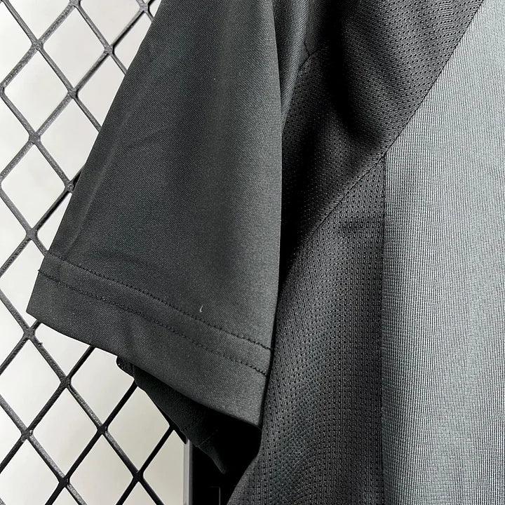 Maillot de football noir Inter Miami 2025 2026 Le 12 -ème Maillot, logo de l'équipe visible, tissu sportif et design moderne.