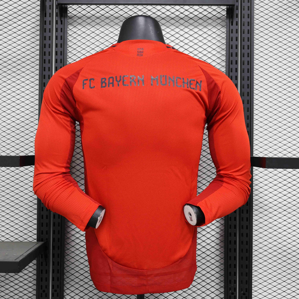 Maillot manches longues Bayern Munich 2024-25 Le 12 -ème Maillot, logo du club et design officiel visible.