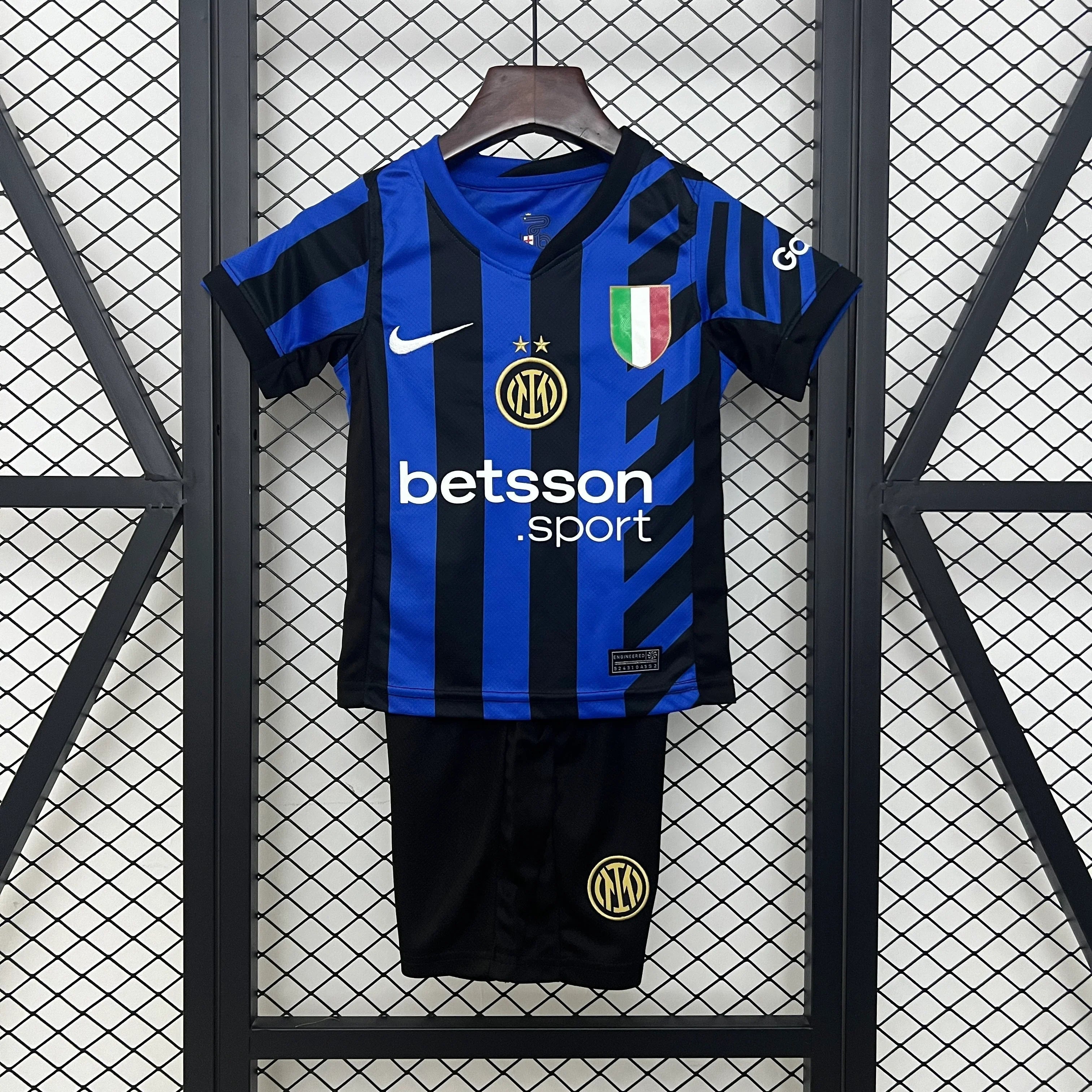 Maillot enfant Inter Milan 2024-25, kit officiel de football, avec logo et couleurs traditionnelles, de la marque Le 12.