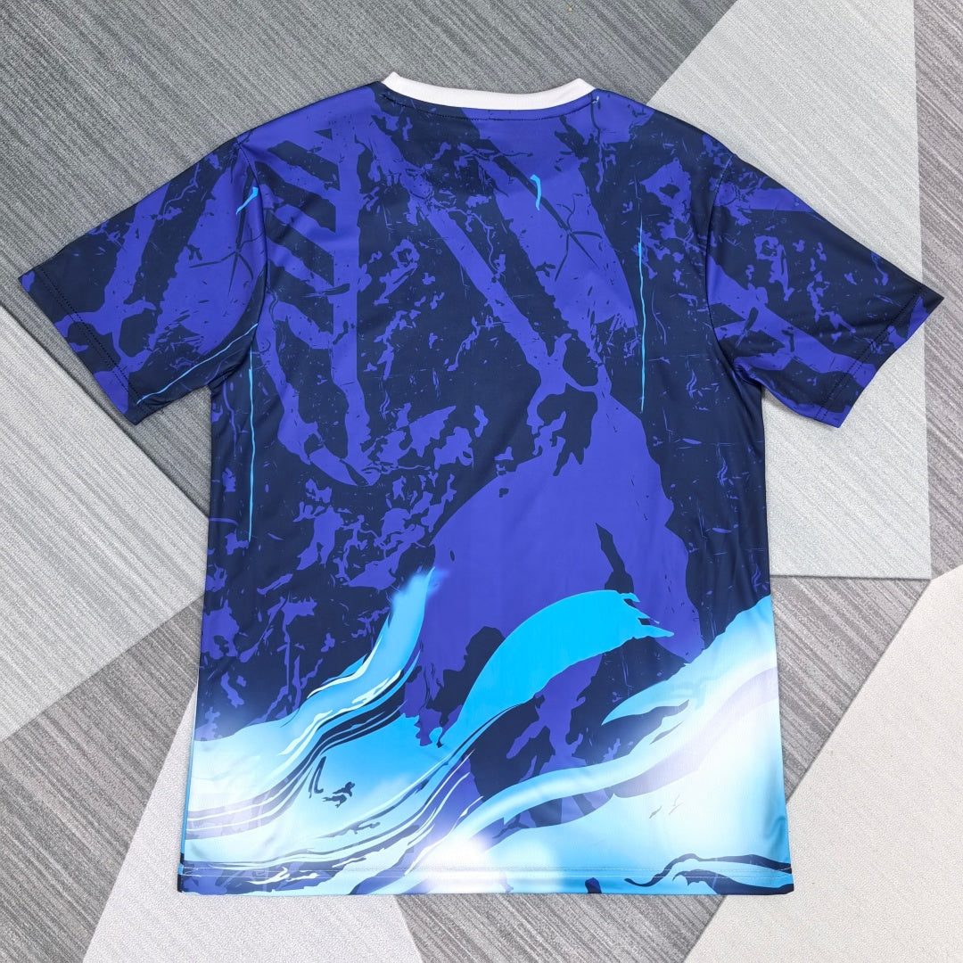 Maillot 25/26 japonais anime Spécial A7 de Le 12 -ème Maillot, détail du design coloré et logo sur le vêtement.