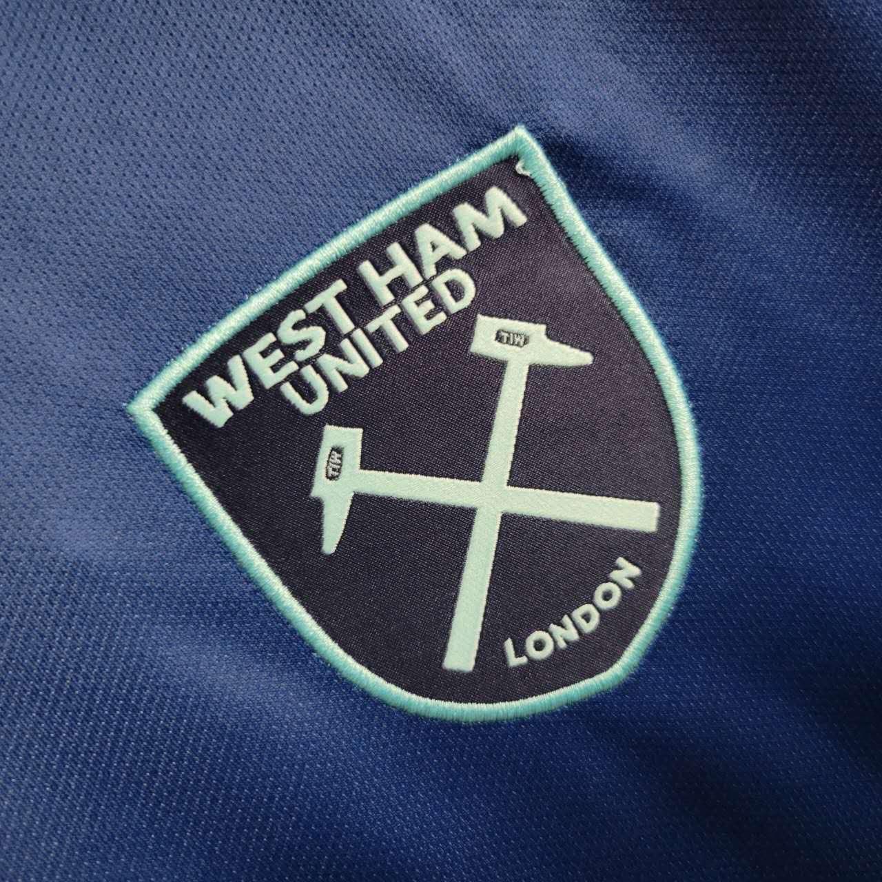 Maillot extérieur West Ham 2023-24 de la marque Le 12-ème Maillot, vue de face avec logo et design officiel.
