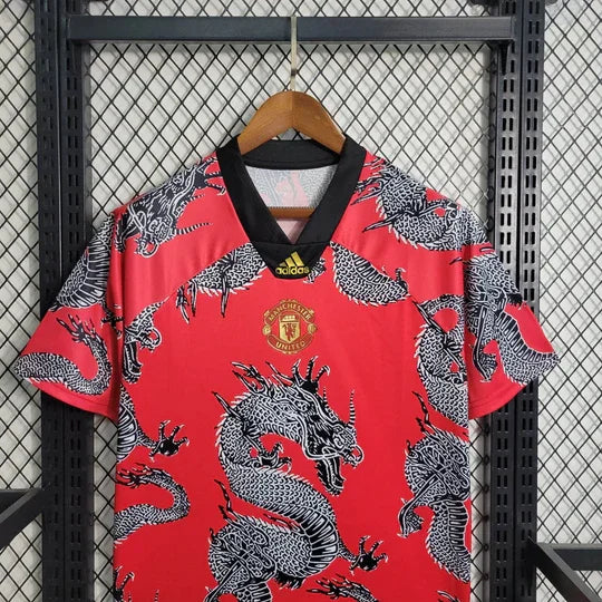 Maillot de football Manchester United rétro 2019-2020 Le 12-ème, avec motif de dragon japonais, vue de face.