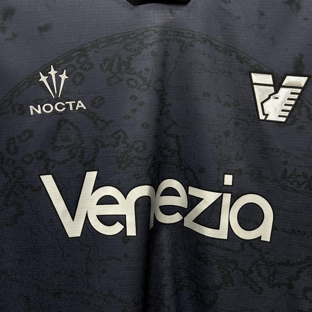 Maillot de football Venezia 2025-26 Le 12 -ème Maillot, maillot de sport bleu avec logo de l'équipe et détails en blanc.