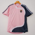 Maillot rétro Benfica 2007-2008 rose, marque Le 12 -ème Maillot, vue de face avec logo et détails du maillot.