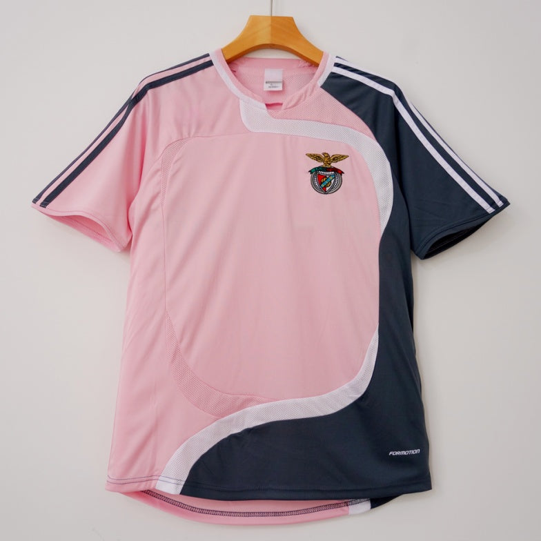 Maillot rétro Benfica 2007-2008 rose, marque Le 12 -ème Maillot, vue de face avec logo et détails du maillot.