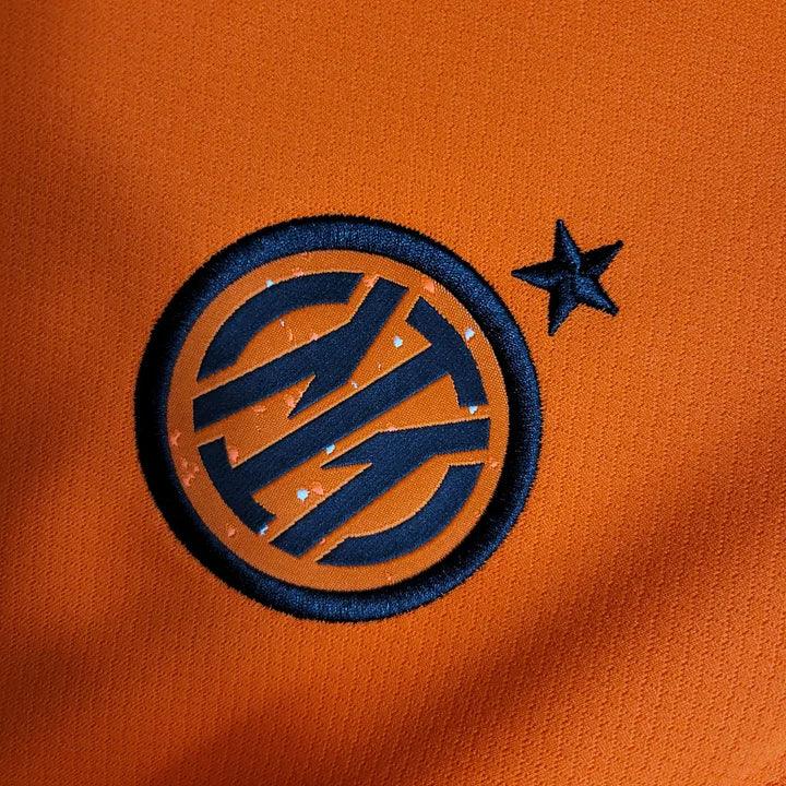 Maillot de football Inter Milan Foot Third orange 2023 2024, fabriqué par Le 12 -ème Maillot, vu de face avec logo et détails.