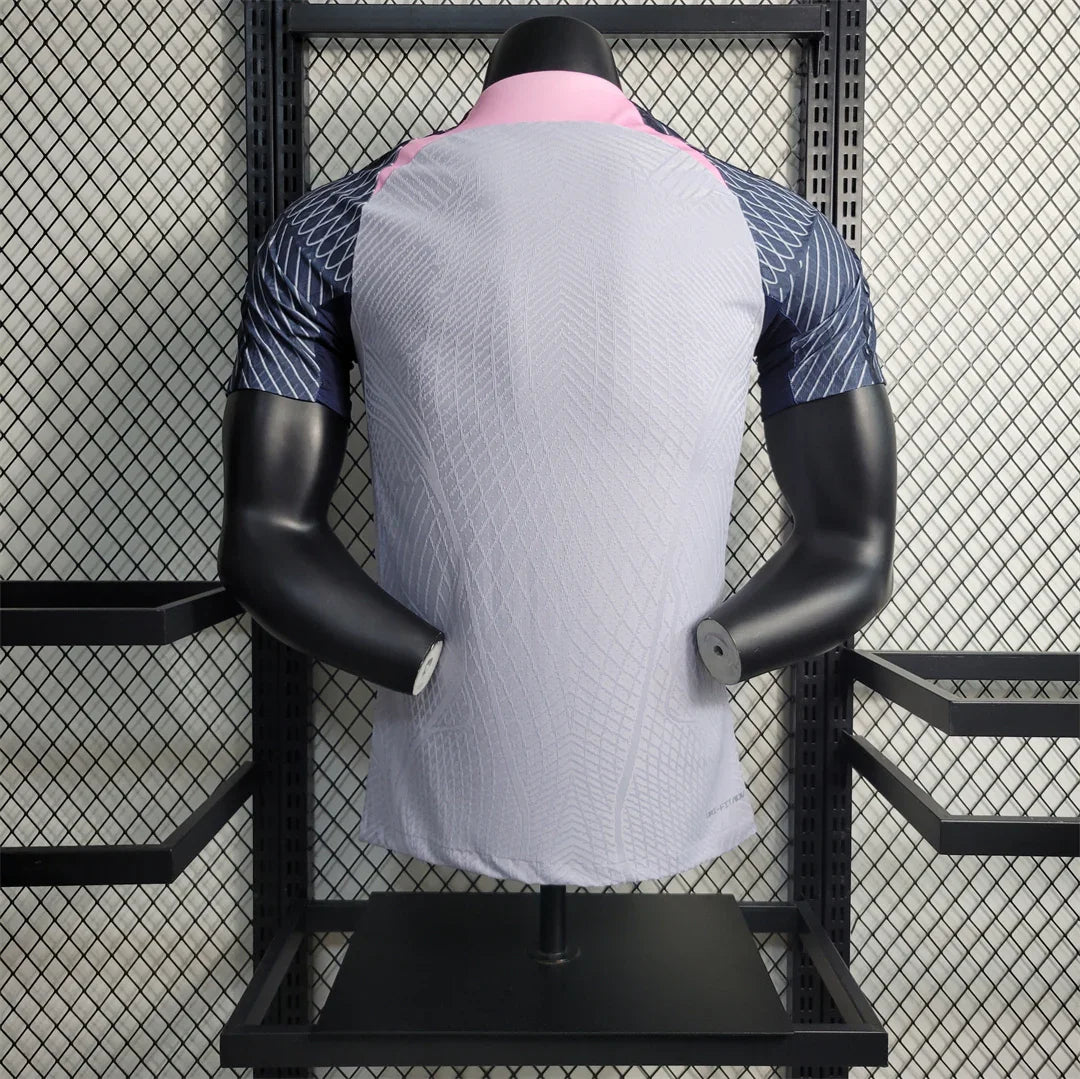 Maillot d’entraînement Tottenham 2023-24 Le 12 -ème Maillot, vue du maillot officiel avec logo et détails de l'équipe.