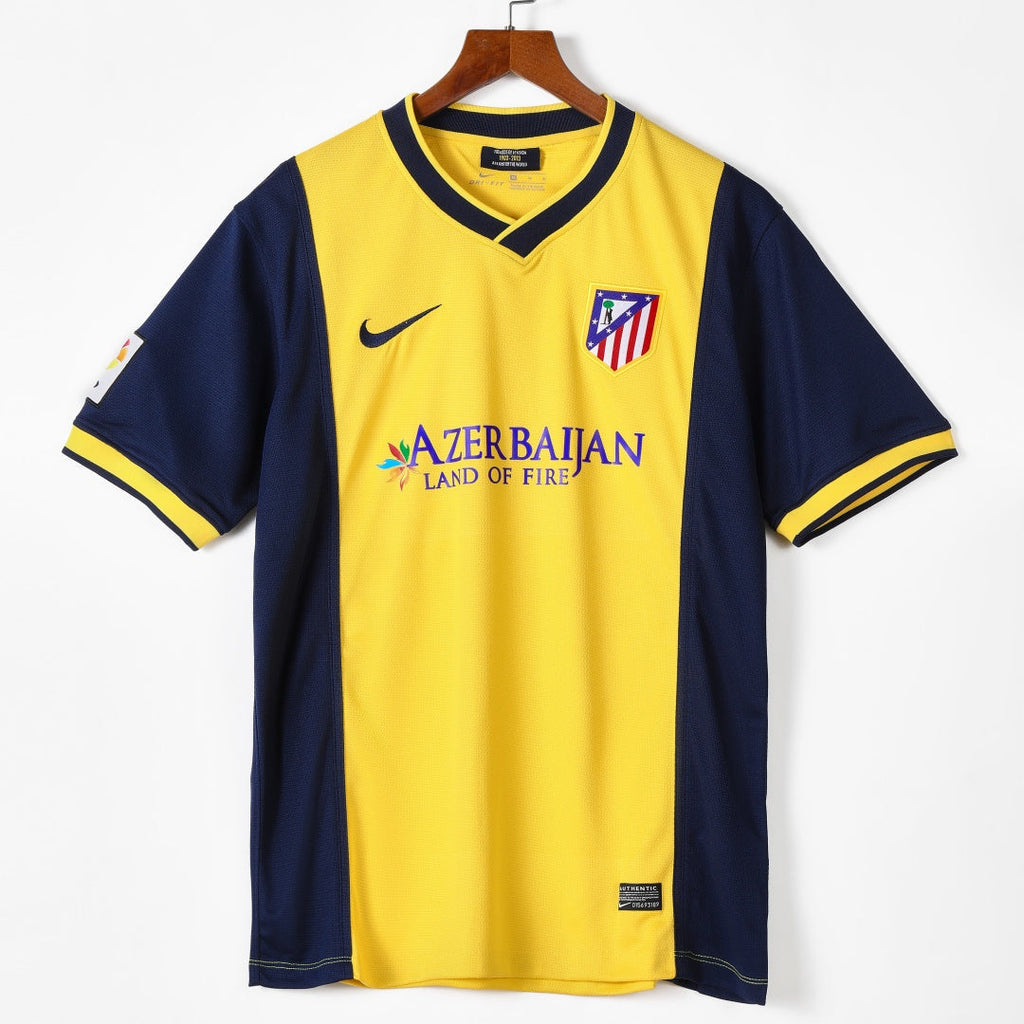 Maillot extérieur rétro de l'Atlético Madrid 2013-2014, marque Le 12 -ème Maillot, vue du maillot avec logo et design sportif.