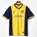 Maillot extérieur rétro de l'Atlético Madrid 2013-2014, marque Le 12 -ème Maillot, vue du maillot avec logo et design sportif.
