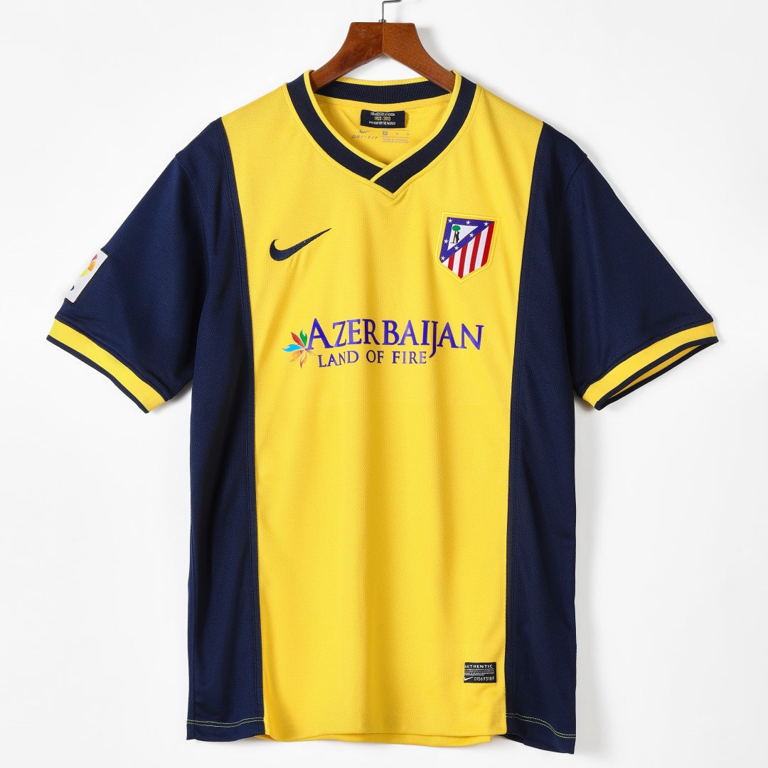 Maillot extérieur rétro de l'Atlético Madrid 2013-2014, marque Le 12 -ème Maillot, vue du maillot avec logo et design sportif.