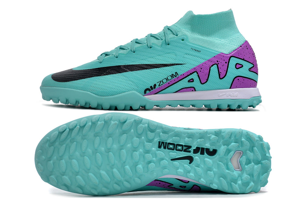Crampons Mercurial Superfly IX Elite de Le 12 -ème Maillot, vue en gros plan, avec crampons métalliques pour football.