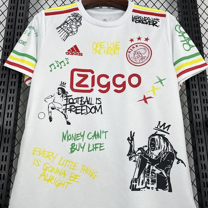 Maillot de football Ajax Amsterdam Bob Marley Le 12-ème Maillot, édition 2025-2026, avec logo et détails colorés.