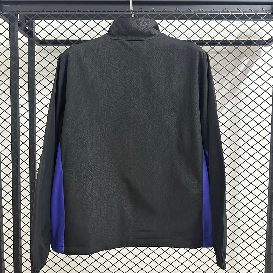 Veste coupe-vent réversible Le 12 -ème Maillot Barcelone, légère, avec design coloré et logo sur la poitrine, vue de face.