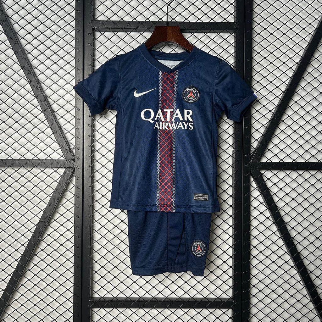 Ensemble pour enfant PSG 2025-26, maillot Le 12 -ème Maillot, avec logo du club et détails de l'équipe, vue de face.