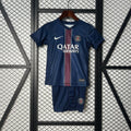 Ensemble pour enfant PSG 2025-26, maillot Le 12 -ème Maillot, avec logo du club et détails de l'équipe, vue de face.