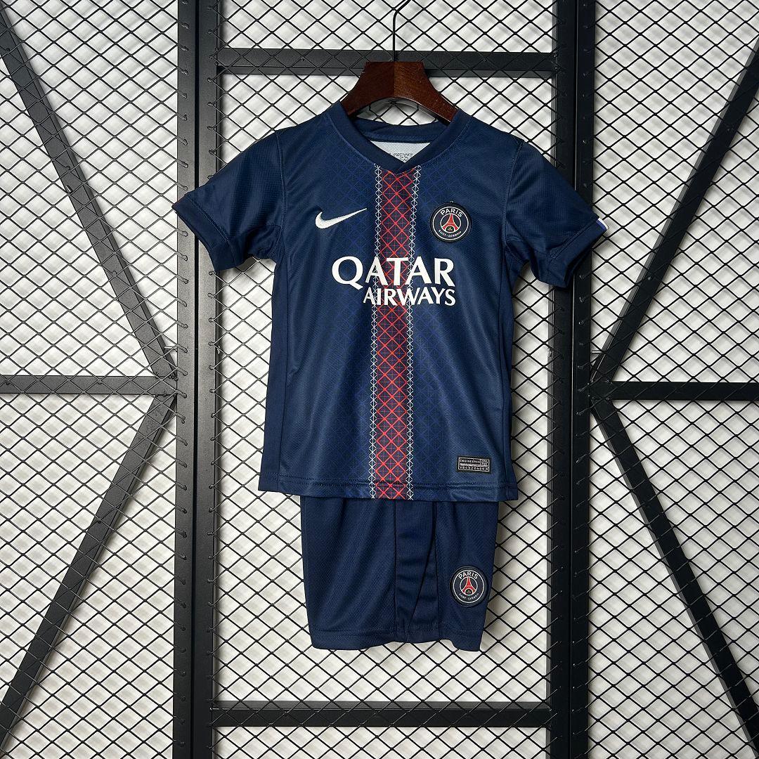 Ensemble pour enfant PSG 2025-26, maillot Le 12 -ème Maillot, avec logo du club et détails de l'équipe, vue de face.