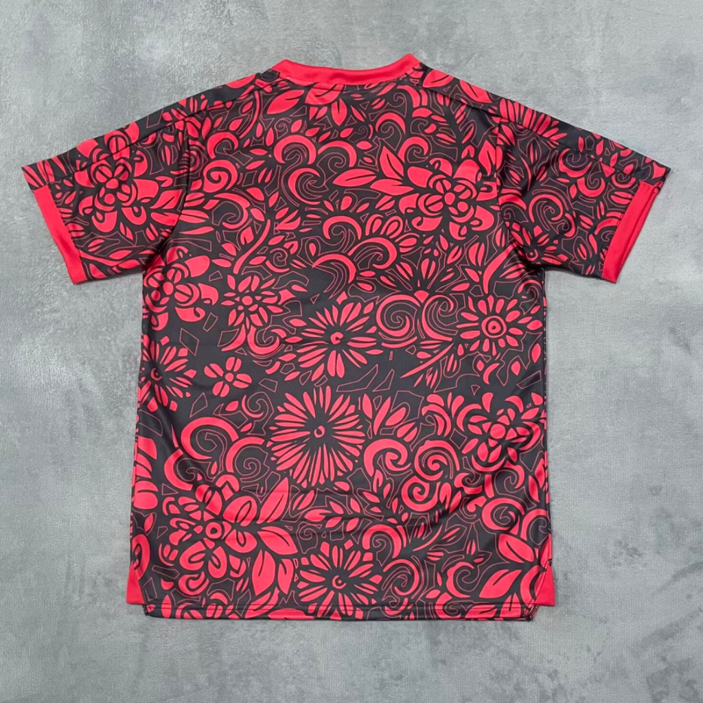 Maillot FC Filastin 25/26 rouge, maillot de football Le 12 avec logo et design rouge vif, porté par un joueur.