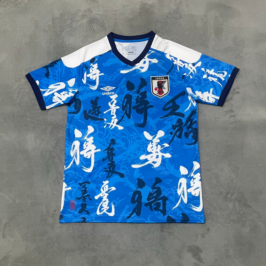 Maillot pour enfants 25/26 ans, style bleu japonais, marque Le 12 -ème Maillot, devant avec design distinctif.