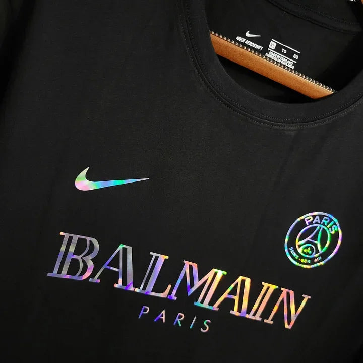 Maillot Paris Saint-Germain saison 2023-2024 édition concept, marque Le 12 -ème Maillot, vue de face avec design moderne et logo PSG.