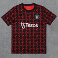 Maillot d'entraînement Manchester United 25/26 de la marque Le 12-ème Maillot, vue du devant avec logo et couleurs officielles.