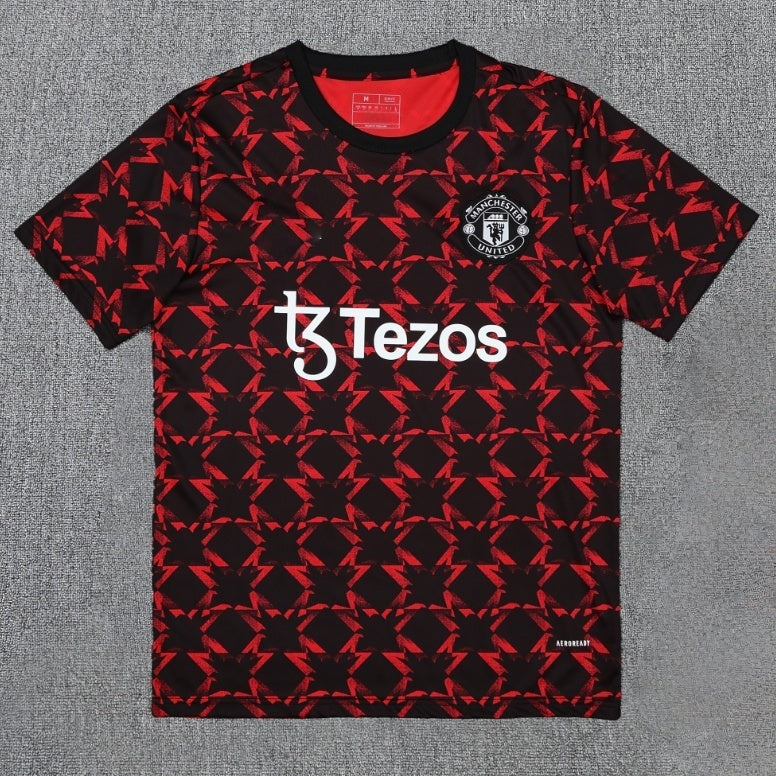Maillot d'entraînement Manchester United 25/26 de la marque Le 12-ème Maillot, vue du devant avec logo et couleurs officielles.