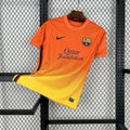 Maillot de football rétro FC Barcelone 2012-2013 de la marque Le 12ème, vue en gros plan, avec design classique et logo du club.