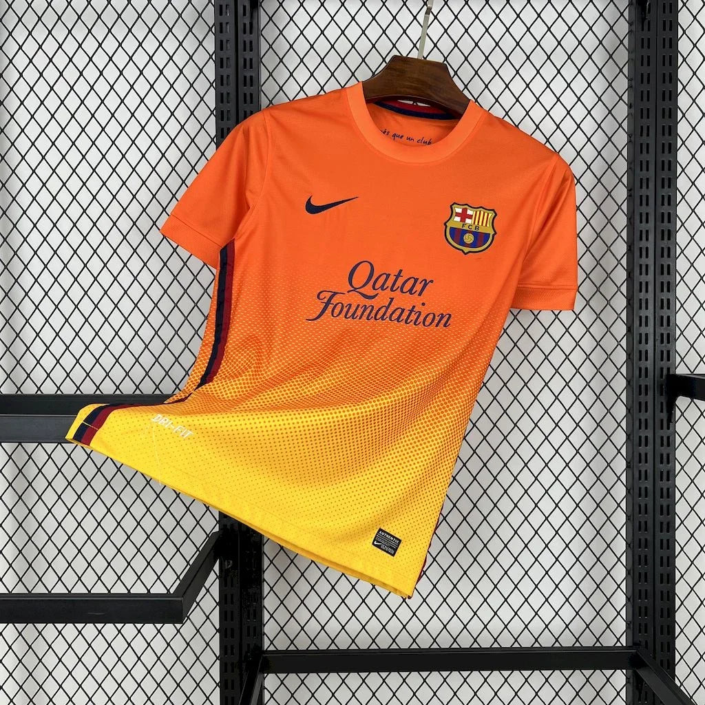 Maillot de football rétro FC Barcelone 2012-2013 de la marque Le 12ème, vue en gros plan, avec design classique et logo du club.
