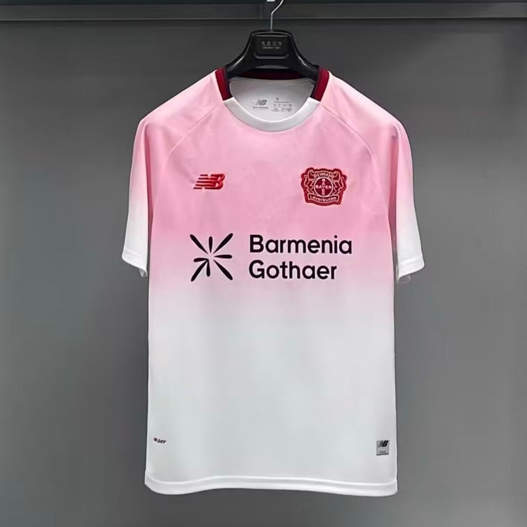 Maillot de football Bayer Leverkusen 25/26, version rose, par la marque Le 12 -ème Maillot, vue de face.