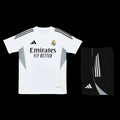 Ensemble Real Madrid avec maillot officiel Le 12 -ème Maillot, logo et détails du club, porté par un supporter en action.