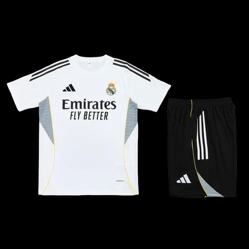 Ensemble Real Madrid avec maillot officiel Le 12 -ème Maillot, logo et détails du club, porté par un supporter en action.