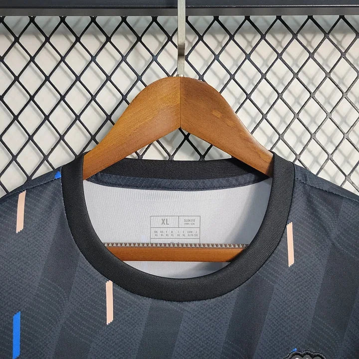 Maillot d'entraînement Manchester United Le 12 -ème Maillot 2023, tissu sportif avec logo et détails du maillot de football.