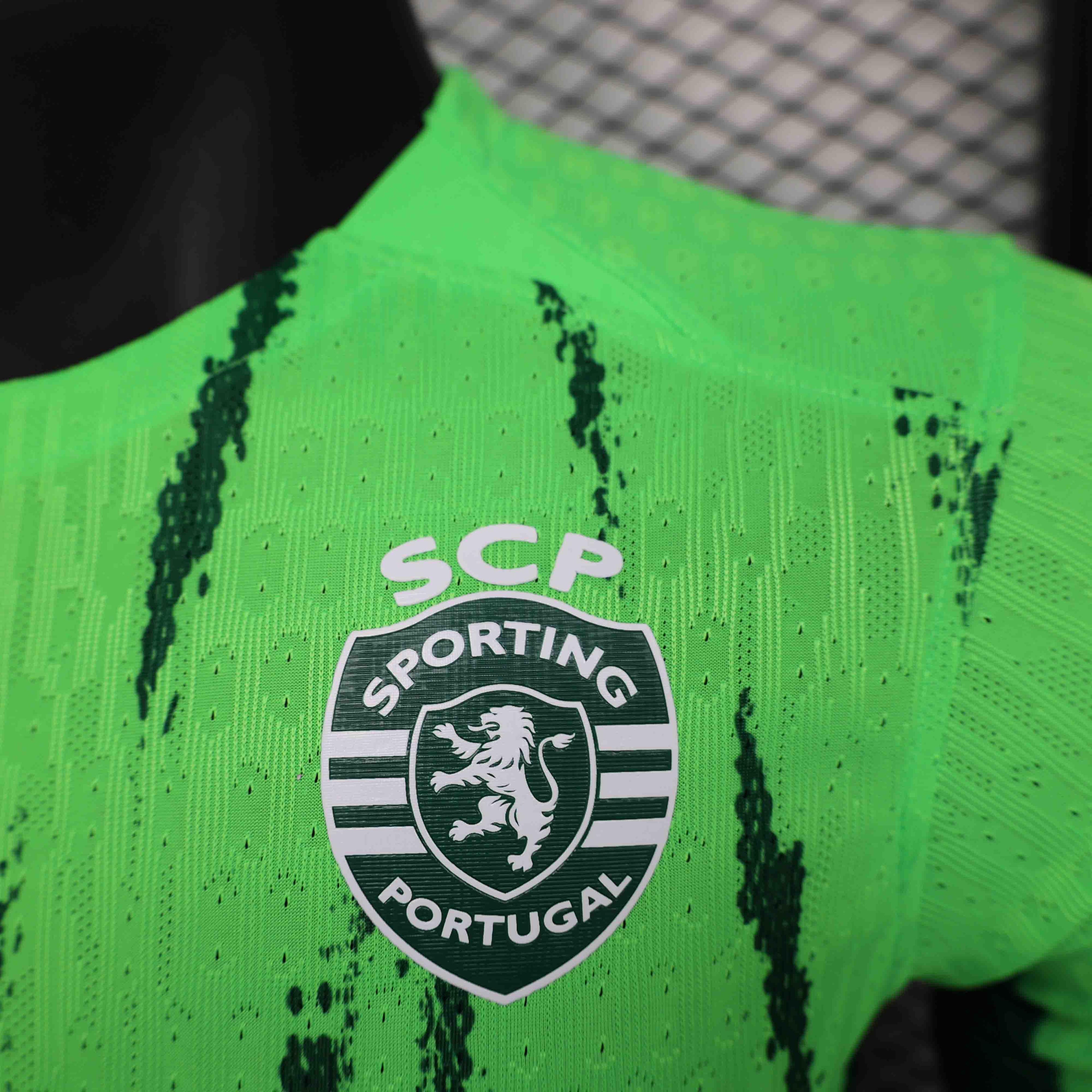 Maillot de sport extérieur 2024-25 Le 12 -ème Maillot, design sportif avec logo et détails techniques visible sur le maillot