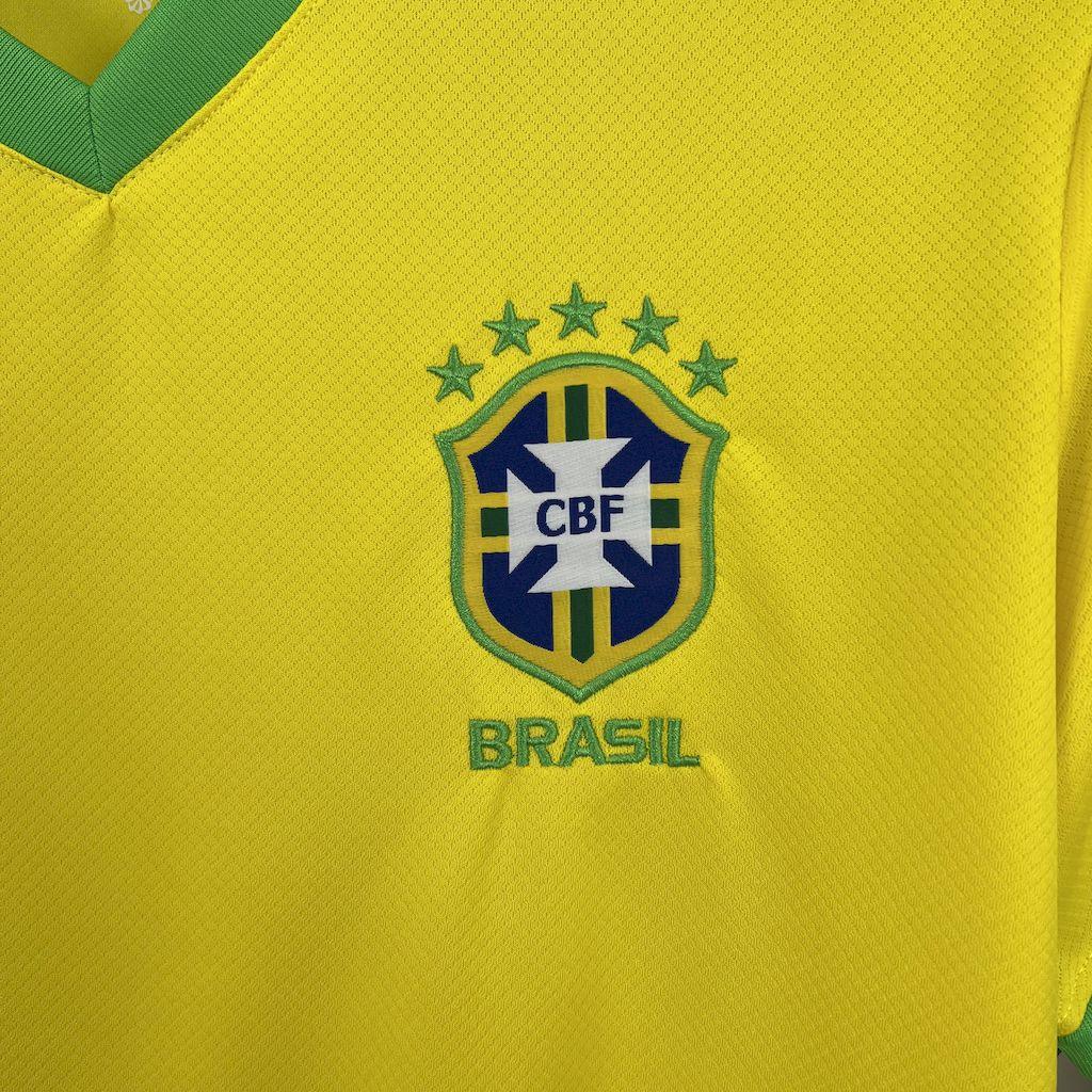 Maillot de football Brésil concept 2025, modèle Le 12 -ème Maillot, vue front avec logo et design coloré.
