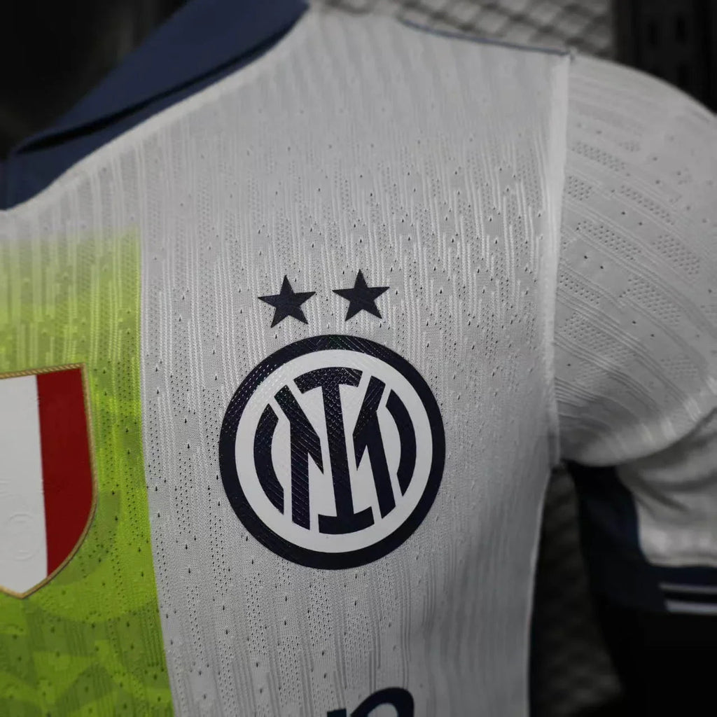 Maillot concept Inter Milan 2025-26, maillot de football bleu avec logo du club et détails modernes, par Le 12 -ème Maillot.