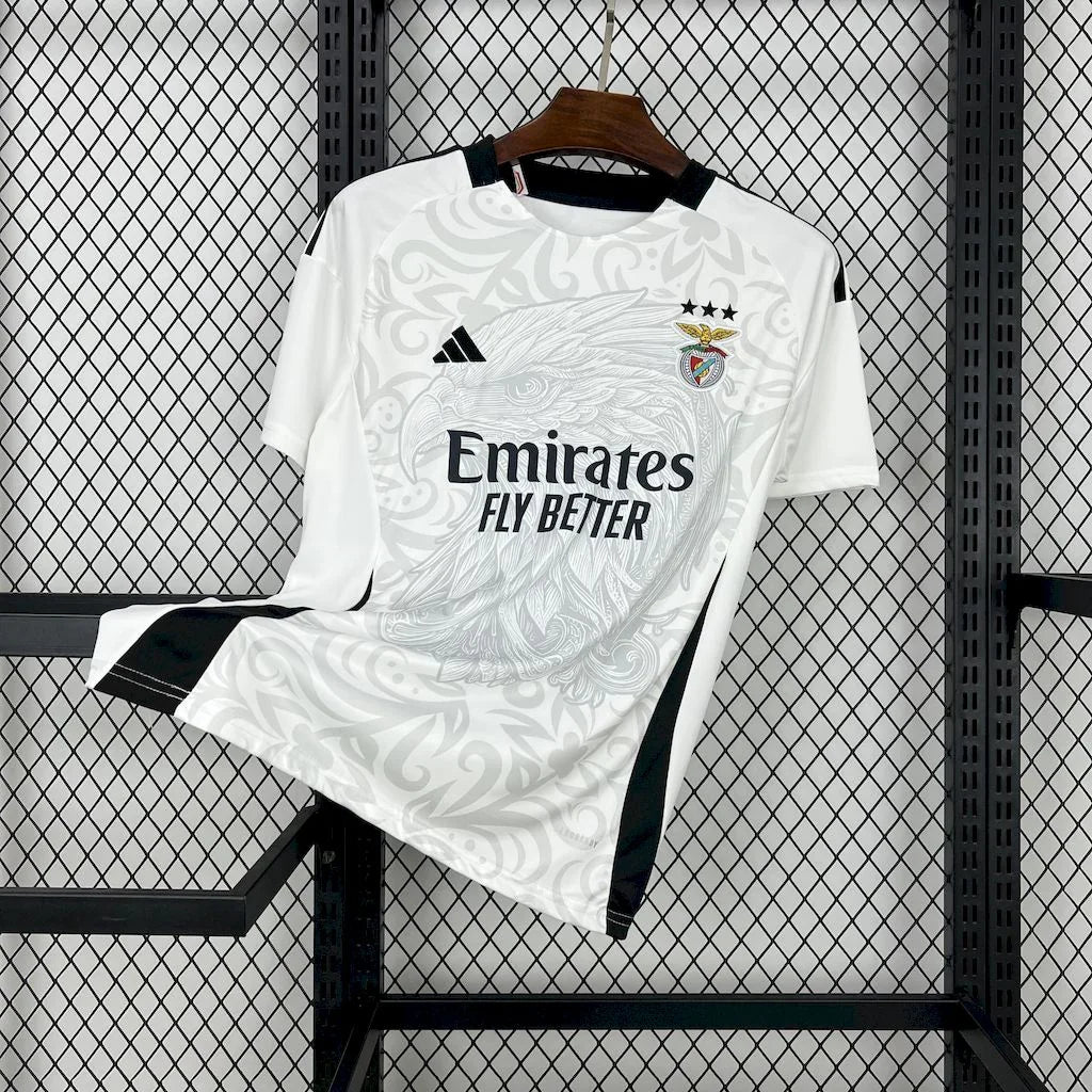 Maillot Benfica 2024-25 Le 12 -ème Maillot, maillot de football rouge avec logo du club et détails de l'équipe.