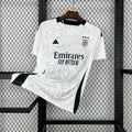 Maillot Benfica 2024-25 Le 12 -ème Maillot, maillot de football rouge avec logo du club et détails de l'équipe.