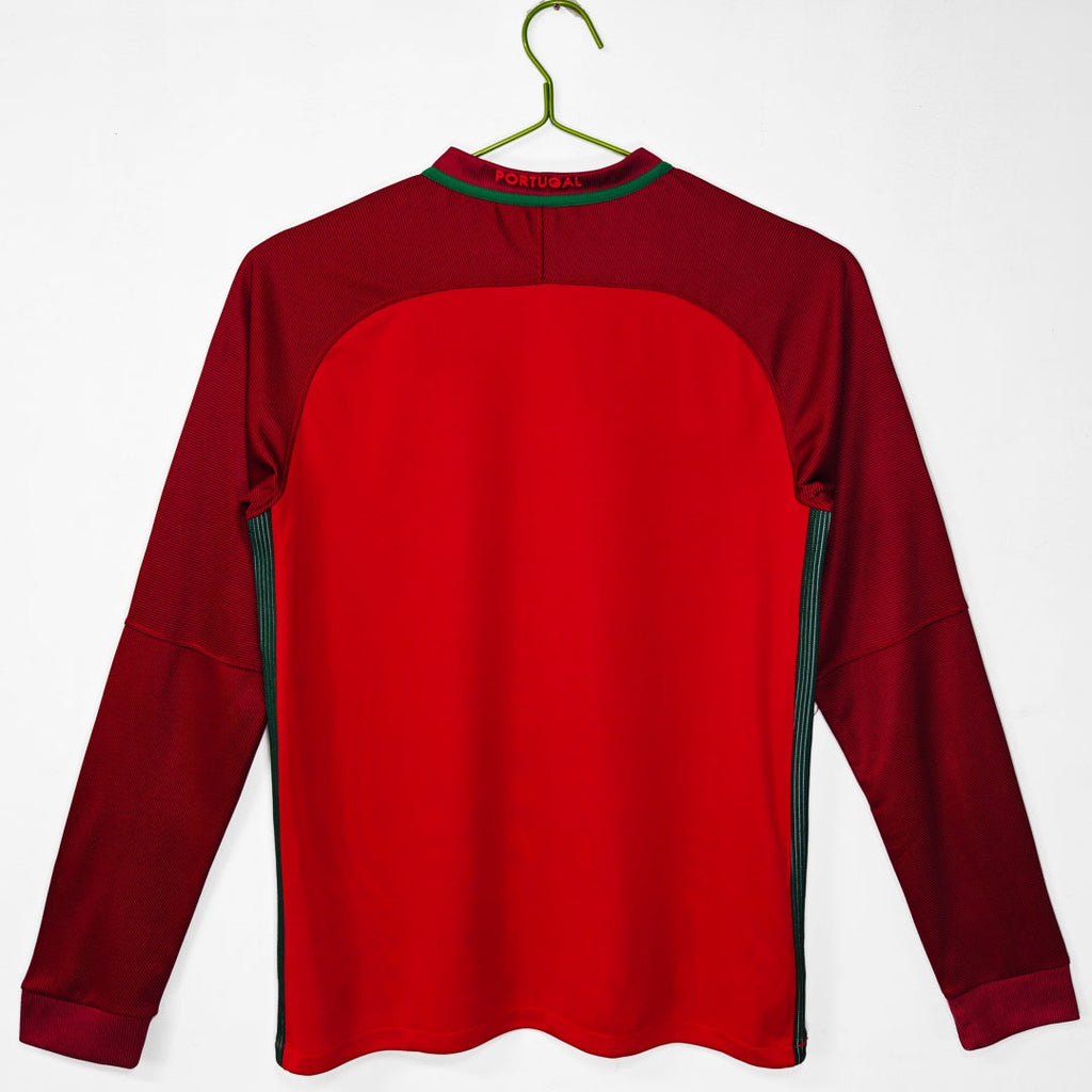 Maillot domicile retro 2016 du Portugal à manches longues, marque Le 12 -ème Maillot, avec logo et design officiel.