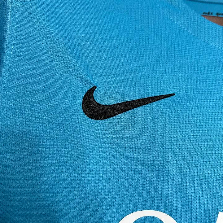 Maillot de football rétro FC Barcelone 2015-2016 Le 12-ème Maillot, vue front avec logo et design classique blaugrana.