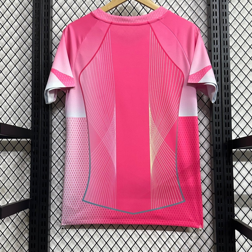 Maillot de football Barcelone Rose Le 12 -ème Maillot pour enfants, vue de face, détails du design rose et logo de l'équipe.