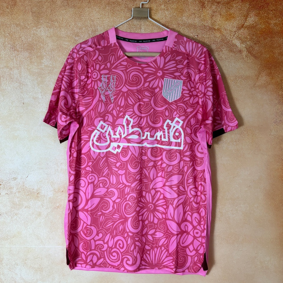 Maillot de football FC Filastin 24/25 Rose Le 12 -ème Maillot, maillot de sport avec logo et design rose vif.